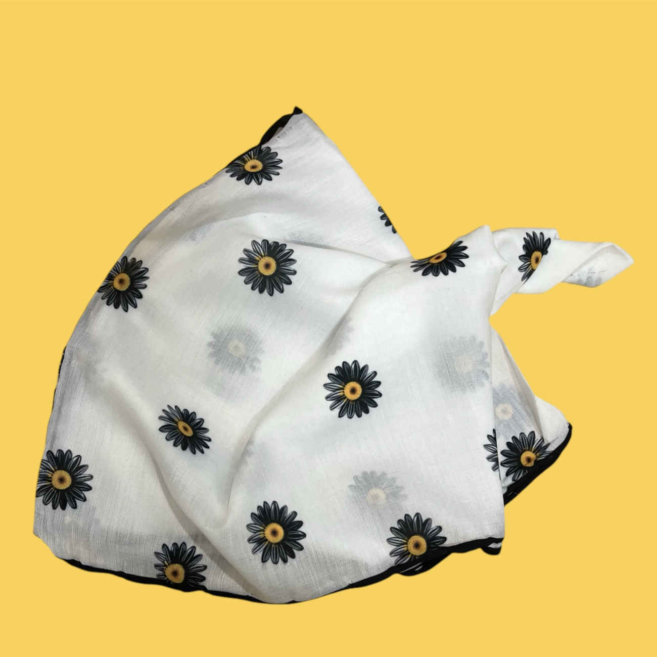 Mini Headscarf with Beautiful Chamomile Print – Elegant & Fresh