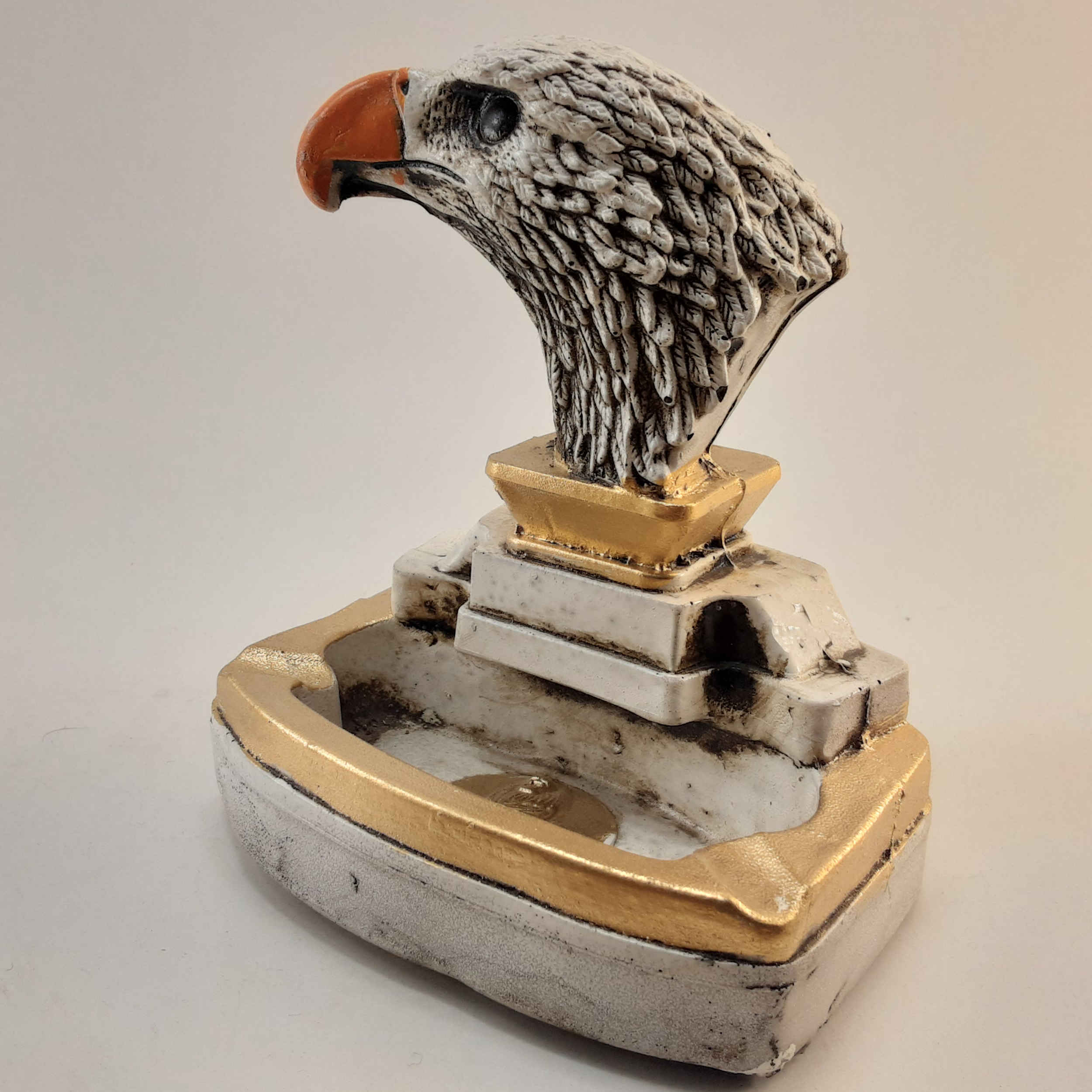 Novelty Ashtray – Perfect Gift for Smokers, Friends with Eagle Design