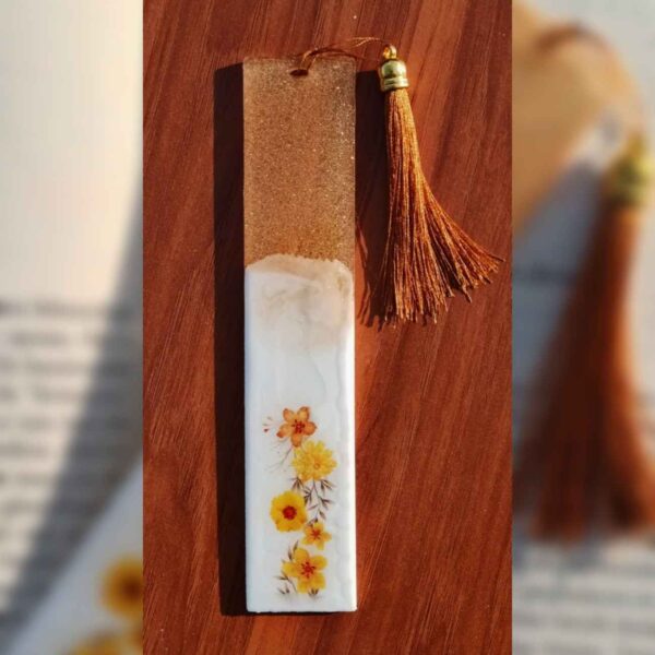 Warm Neutral Bookmark – Handmade Boho-Inspired Accessory With Flower Design (1)