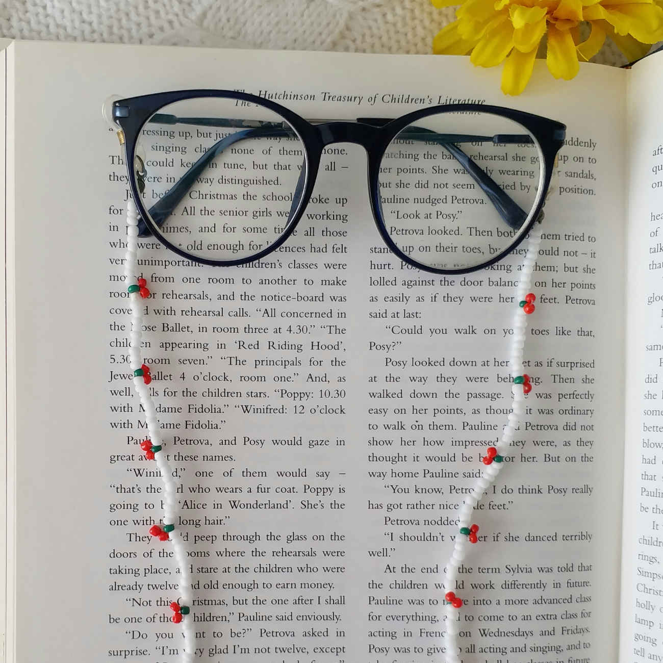 Durable Eyeglass Chain for Daily Use – Comfort and Safety with Cherry Design