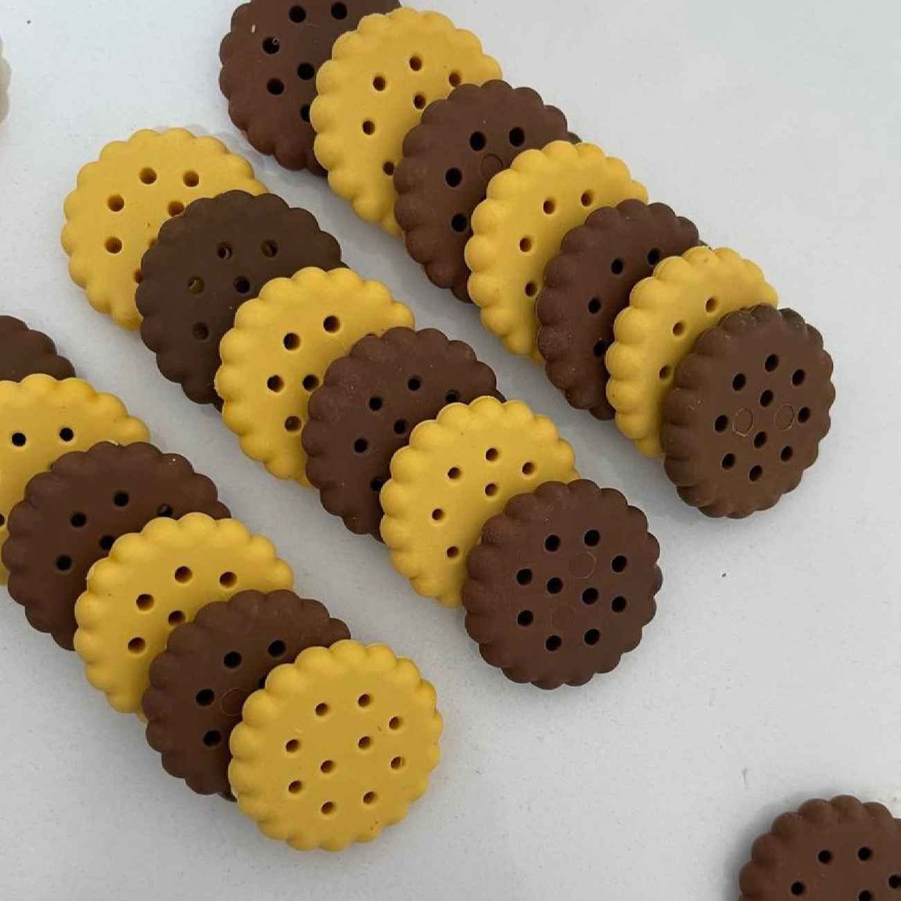 Mini Cookie Eraser – Realistic Biscuit Design for Kids & Collectors(x5)