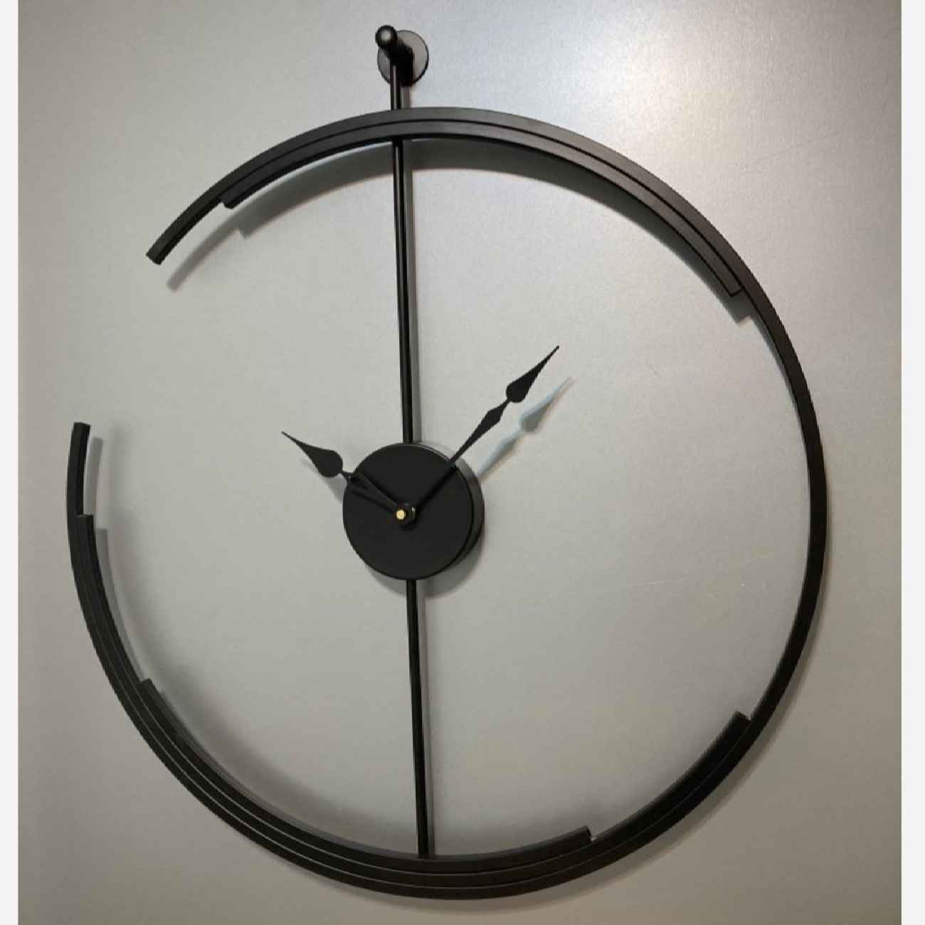 Modern Metal Wall Clock with Crescent Moon Design – Elegant & Unique