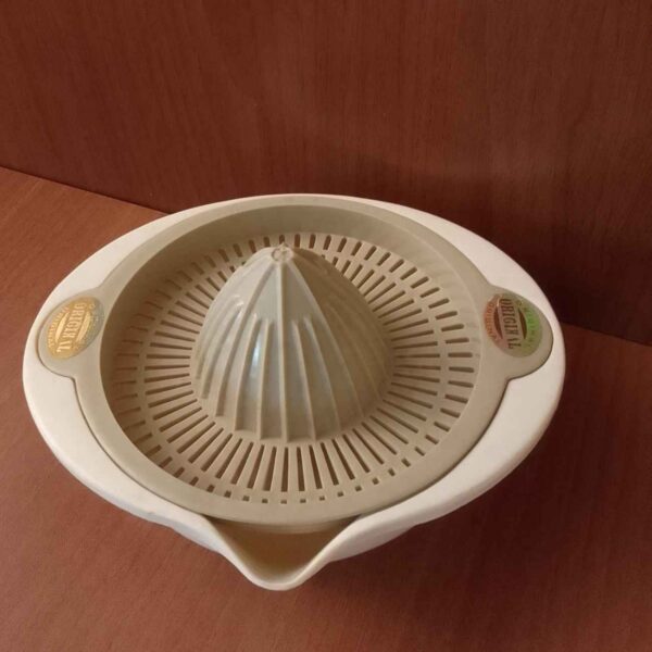 Plastic Hand Juicer in Cream & Brown – Manual Squeezer for Natural Home Aesthetic