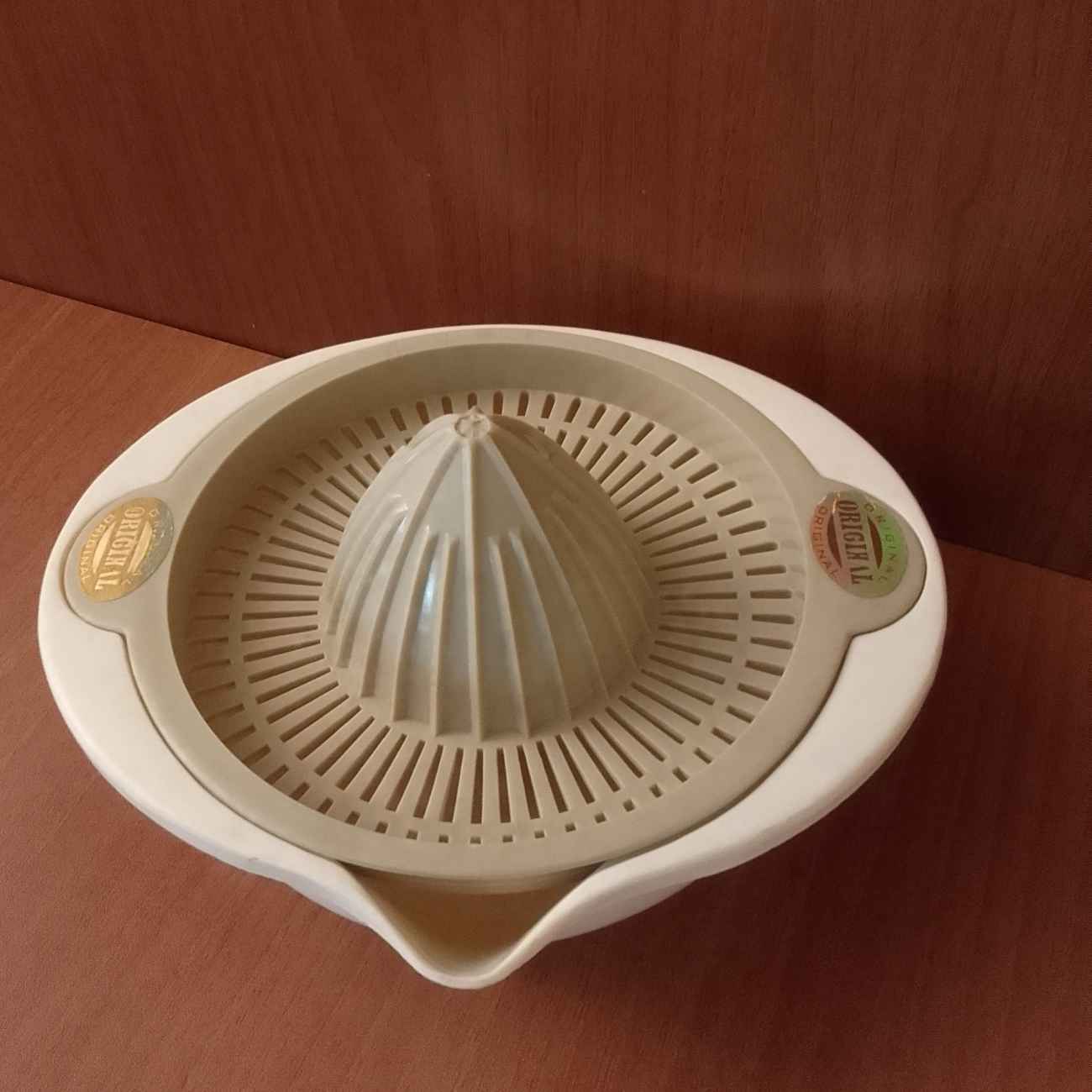 Plastic Hand Juicer in Cream & Brown – Manual Squeezer for Natural Home Aesthetic