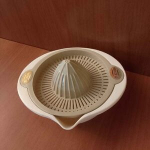 Plastic Hand Juicer in Cream & Brown – Manual Squeezer for Natural Home Aesthetic