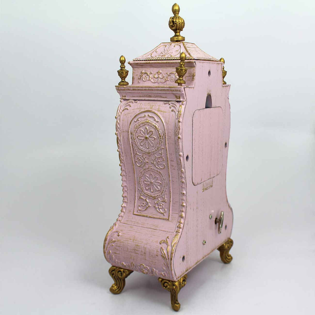 This Classic-Style Dre Clock Is Redefining Vintage Vibes at Home