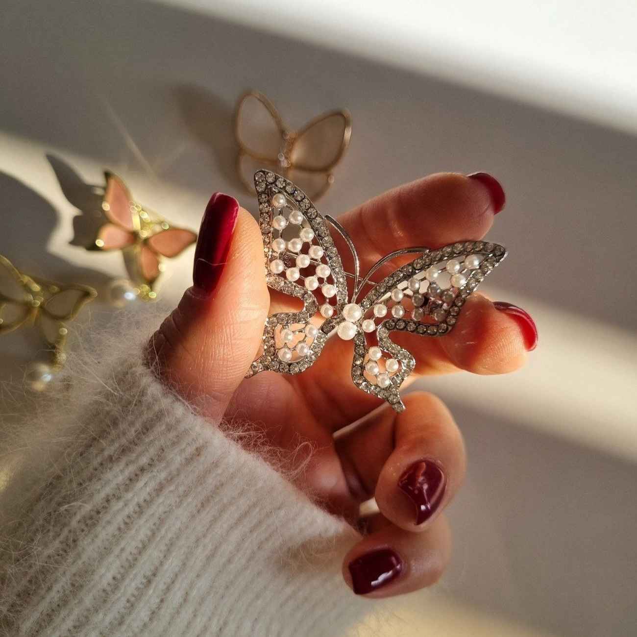 Vintage-Style Gold Butterfly Brooch – Classic Beauty with a Modern Touch