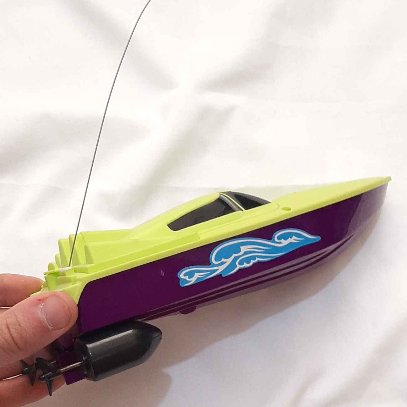 Green Remote-Controlled Waterproof Toy Boat – 4-Channel Radio Control for Water Play
