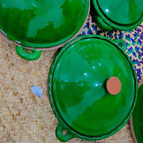 Traditional Gilan Clay Pan with Lid & Handle – Oven & Stove Safe for Cooking and Frying (1)