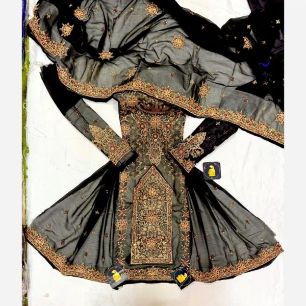 Traditional Balochi Dress – Machine Stitched with Banarsi Fabric, Exquisite Mirror Work & Suitable For Ceremonies (7)