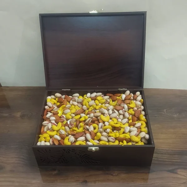 Premium Wooden Nut Gift Set – A Delightful Mix of Pistachios, Cashews, and Almonds