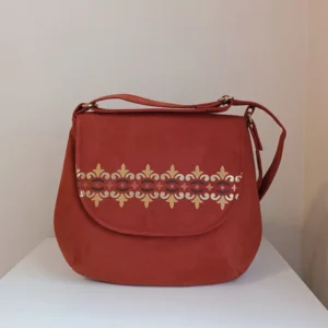 Leather Shoulder Bag with Chain Strap – Chic and Elegant