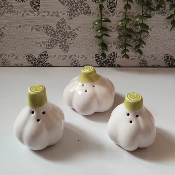 Three-Piece Ceramic Salt Shaker Set with Onion Design – Durable Kitchen Accessory for Cooking, Dining, and Table Decoration